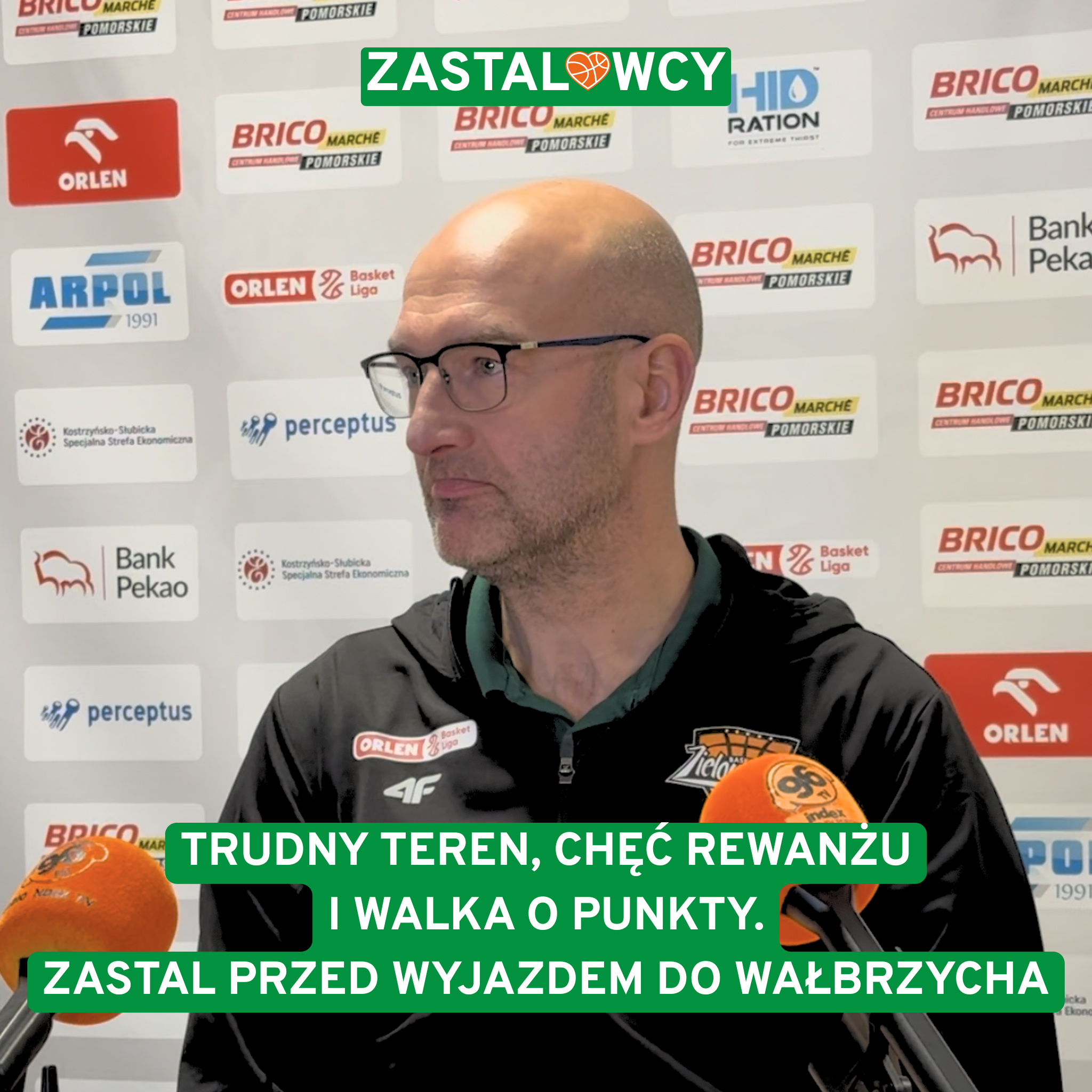 trener przed górnikiem